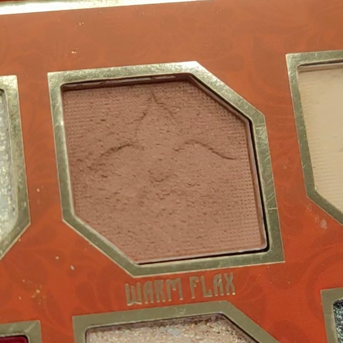 Оттенок Warm Flax из палетки Лэтуаль Yakhont Crown