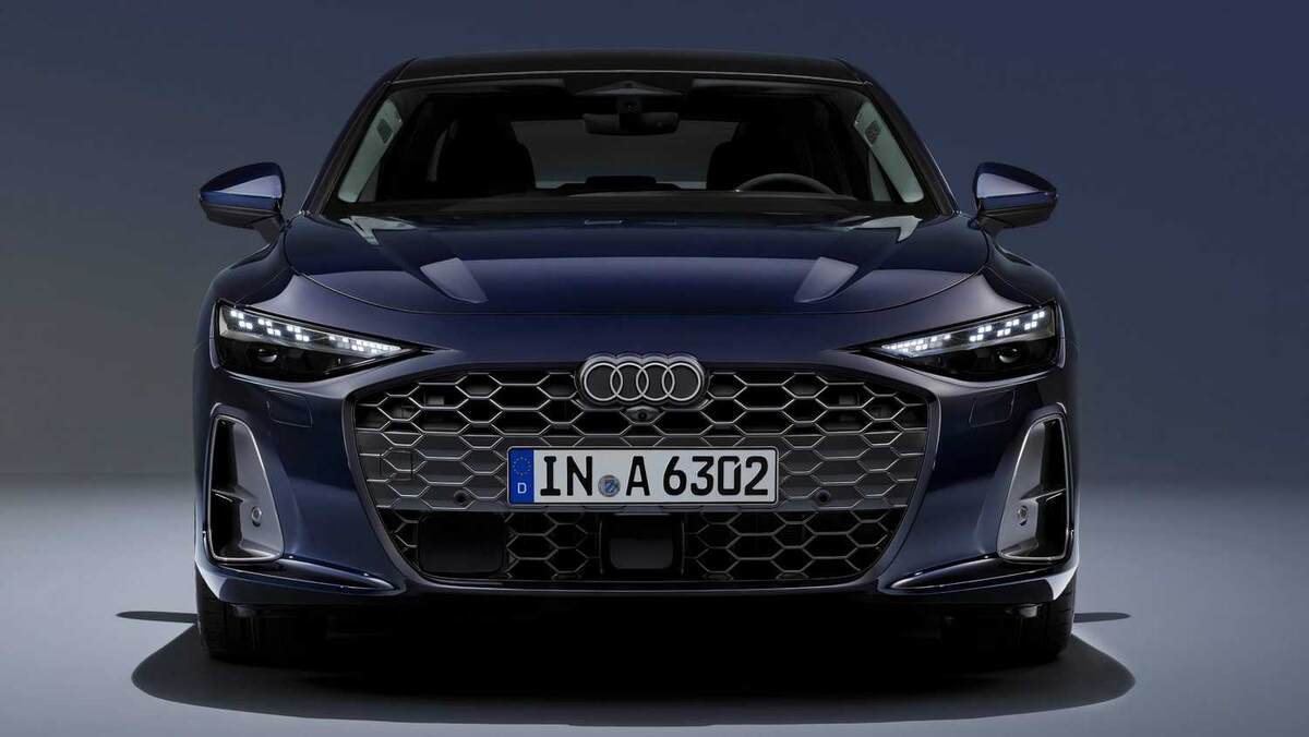 Audi A6 2026 — передний вид с новой решёткой Singleframe и матричными фарами