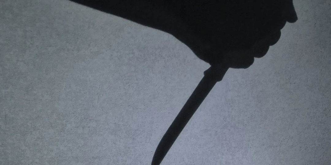 Ударил в сердце и спину: мужчина с ножом напал на двух человек в магазине в Люберцах