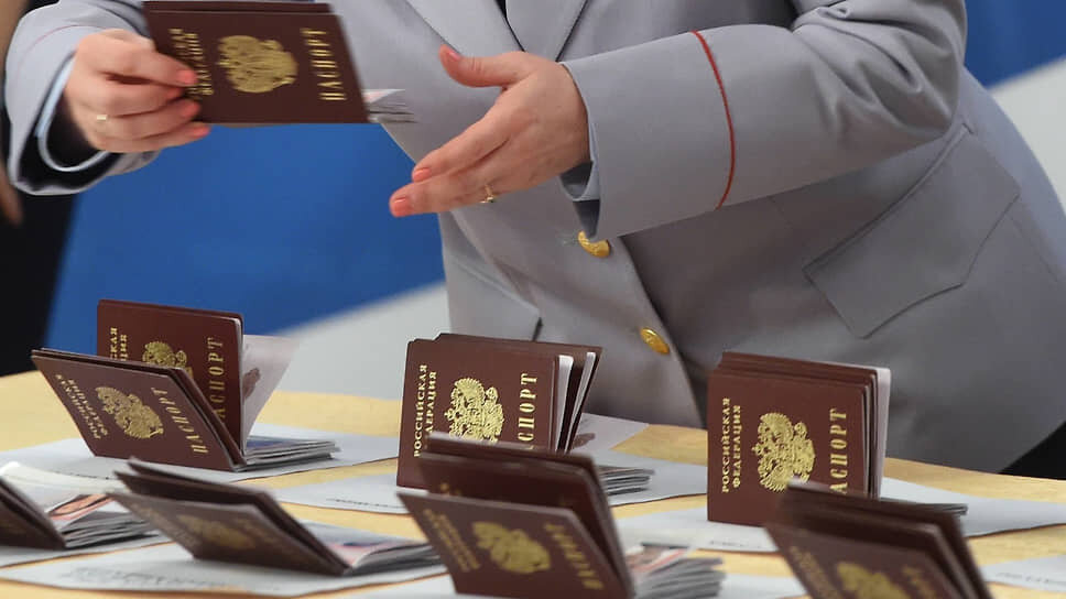 Бумажный оригинал паспорта для российской банковской системы внезапно стал незаменимым документом.📷Фото: Дмитрий Духанин / Коммерсантъ