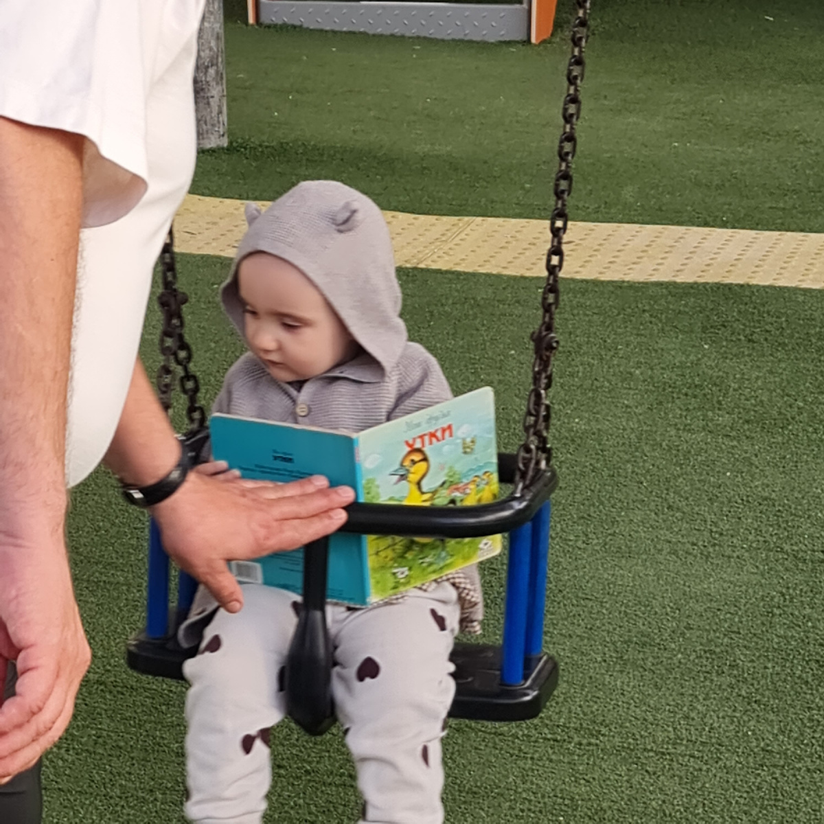 Вот пошли с дедушкой гулять тоже с книжкой, детки бегали вокруг по площадке, а она рассматривала картинки