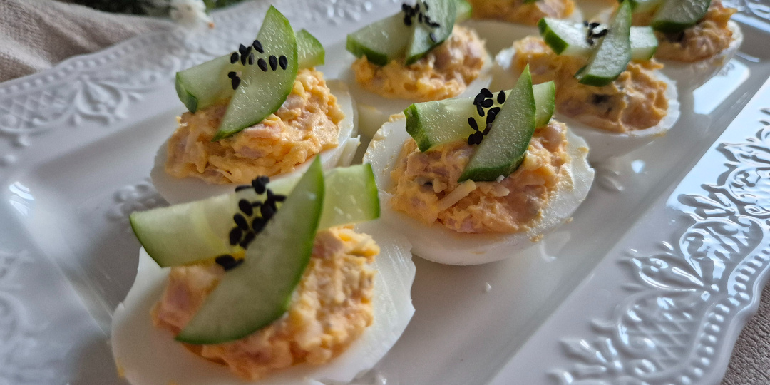 ЯЙЦА, ФАРШИРОВАННЫЕ ВЕТЧИНОЙ И СЫРОМ