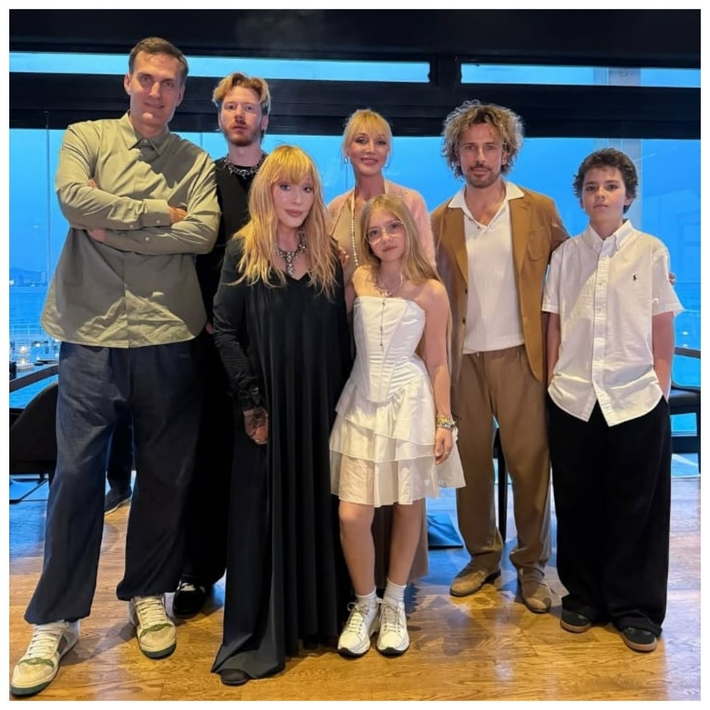 Немного странно и неестественно смотрится Алла Пугачева, и меня удивило, что Галкин* такой коротышка