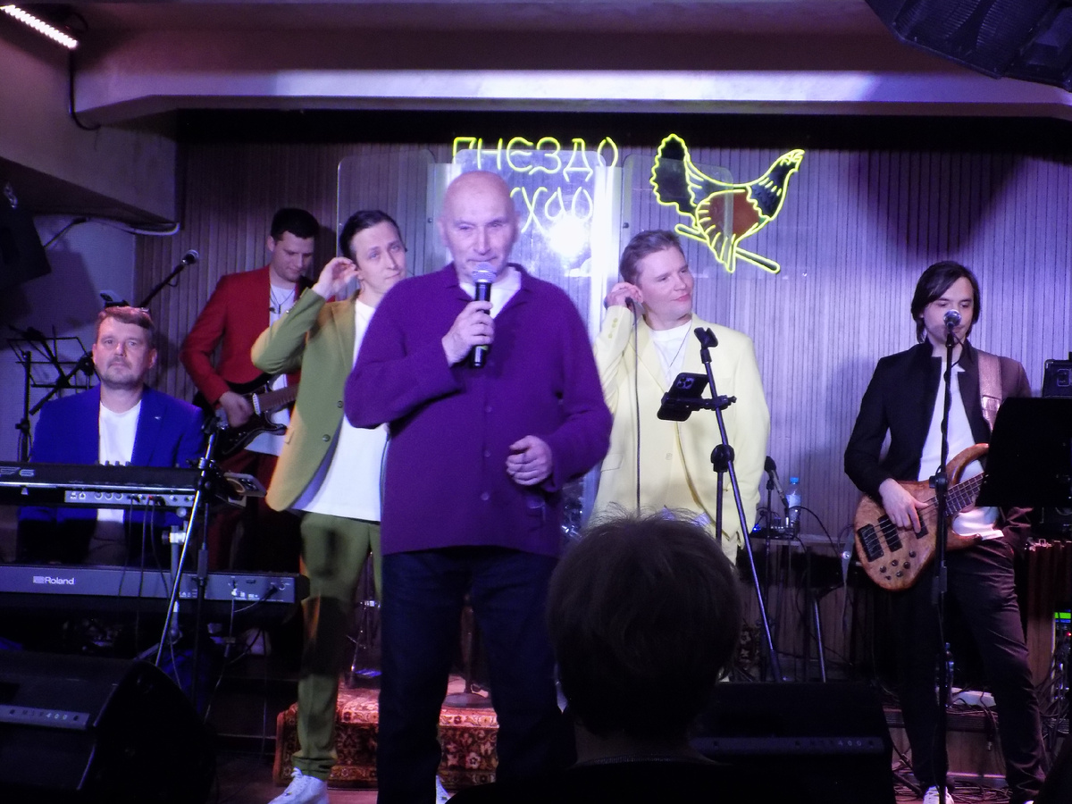 Михаил Шабров открывает концерт. 