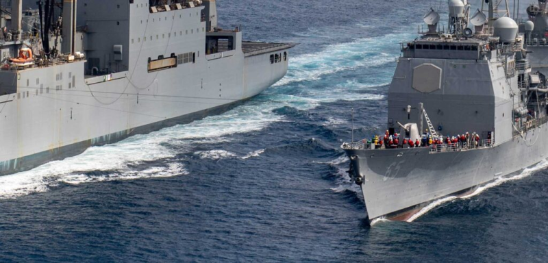 Пополнение боекомплекта 
крейсером ВМФ США в открытом море. Контейнеры с ракетами передаются на 
тросах с борта идущего параллельно корабля снабжения.