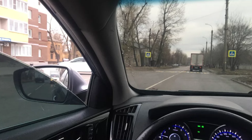 Жара на трассе: что на самом деле происходит с машиной при езде с открытыми окнами