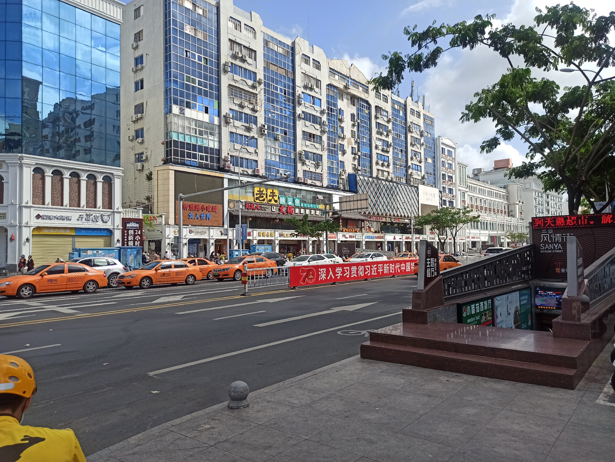 В таком месте ты особенно ясно осознаешь, что ты ОЧЕНЬ ДАЛЕКО от дома) (в этой подборке фото из Китая, Санья)