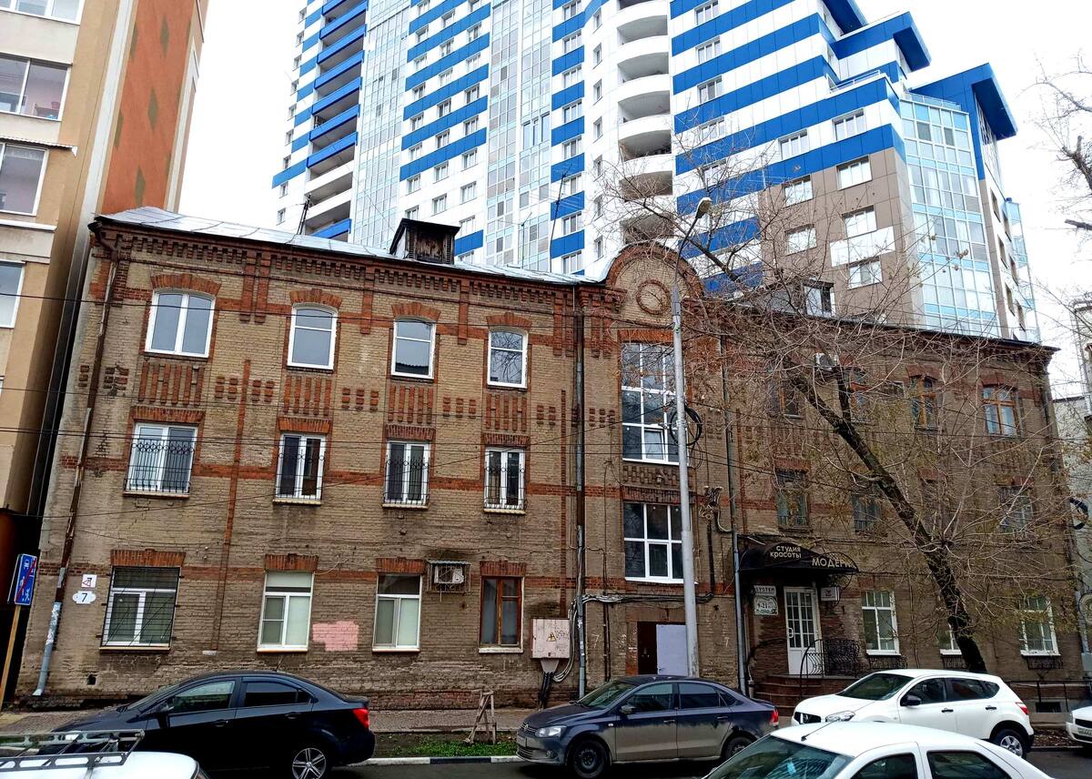 Квартиры в доме имеют общую площадь 173 кв м, жилую - больше 100 кв м,  кухни по 18 кв м. Фото из открытых источников в интернете