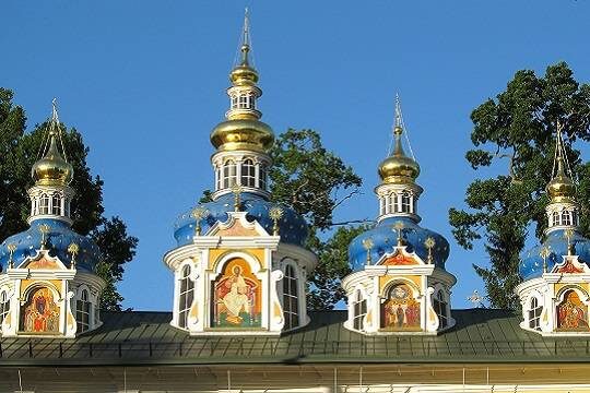 В российских храмах стало больше прихожанок из-за привлекательных священников