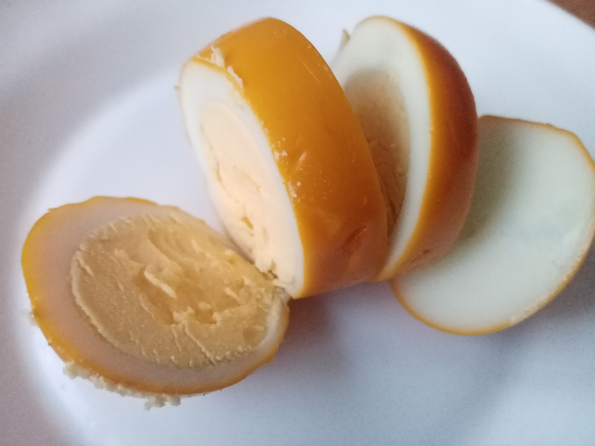 На фото бесплатное копченое яйцо из Вкусвилла - 100% кэш от желтого банка