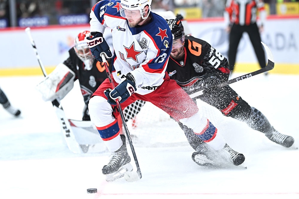    Хоккеисты "Авангарда" (в темной форме) прессинговали армейского соперника почти на всех участках площадки. / РИА Новости