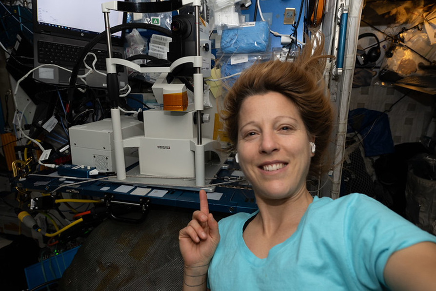 Софи Адено с медицинским оборудованием для обследования глаз. Фото: nasa.blog.com