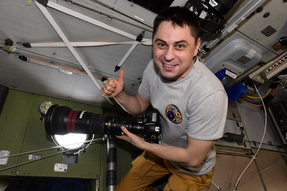 Андрей Федяев проводит наблюдение земной поверхности. Фото: Роскосмос