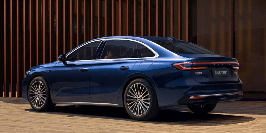 5-метровый гибрид с полным приводом от 1,25 млн: Geely запустил продажи нового седана