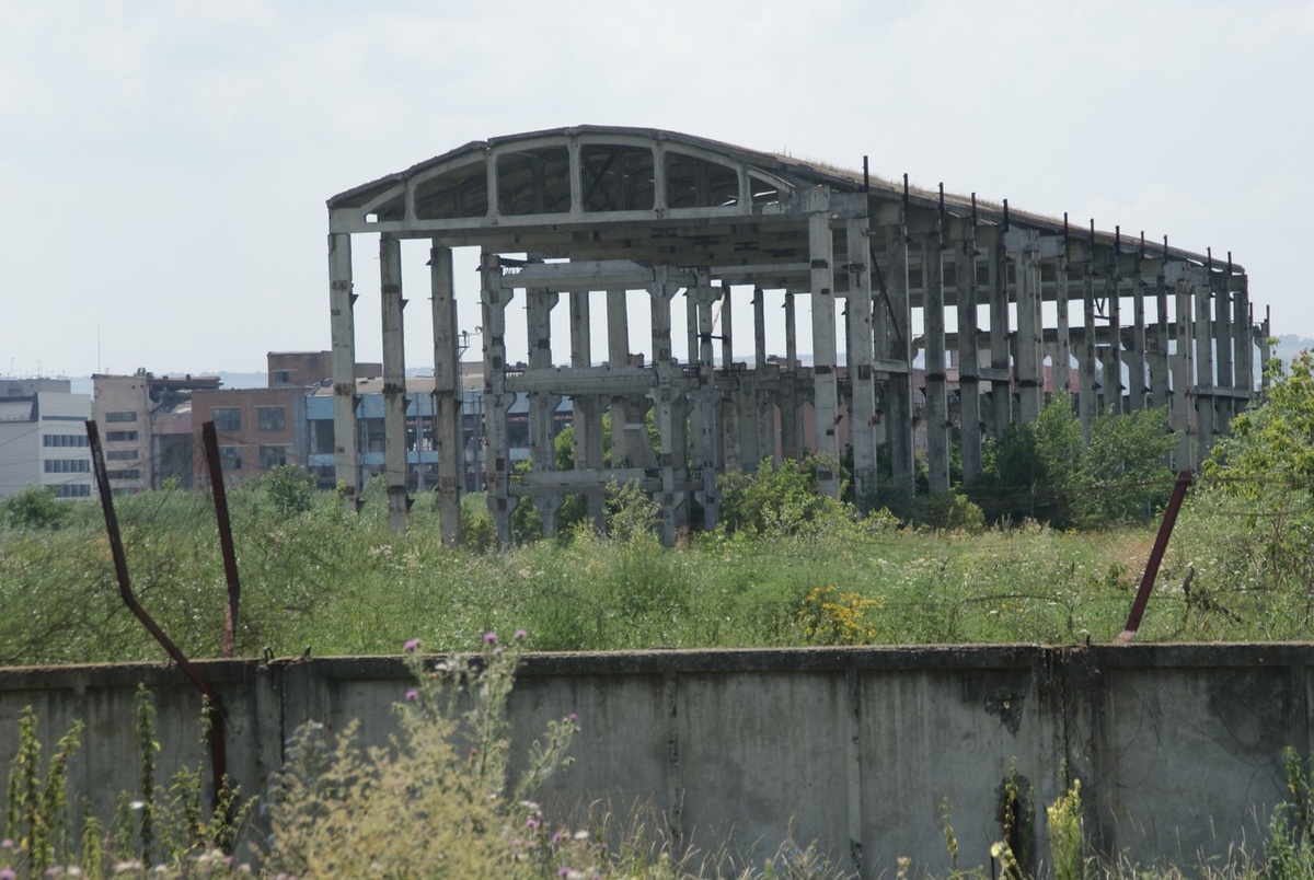 Руины Черкесского химического производственного объединения имени Героя Социалистического Труда З.С. Цахилова. Фото автора.