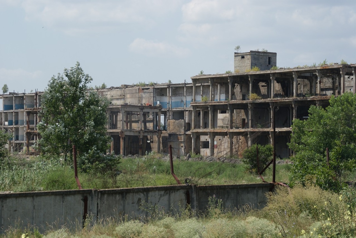 Руины Черкесского химического производственного объединения имени Героя Социалистического Труда З.С. Цахилова. Фото автора.