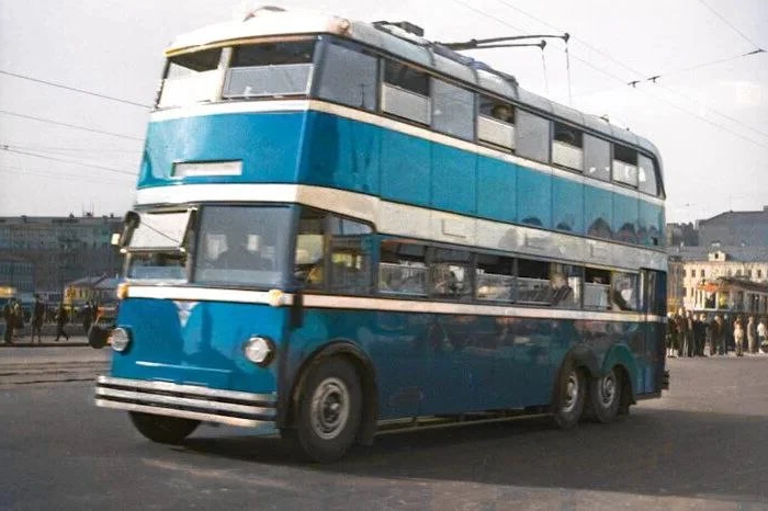 Двухэтажный троллейбус AEC 664T у площади Белорусского вокзала, 1939г.