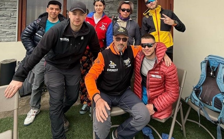 Восходители на Эверест прибывают в Непал, в том числе и Александр Абрамов с командой
