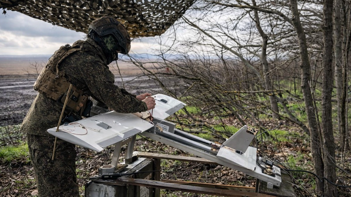    Инженер расчета войск беспилотных систем с позывным «Фара» устанавливает и проверяет «Молнию» перед запуском / Фото: Марат Чернышов