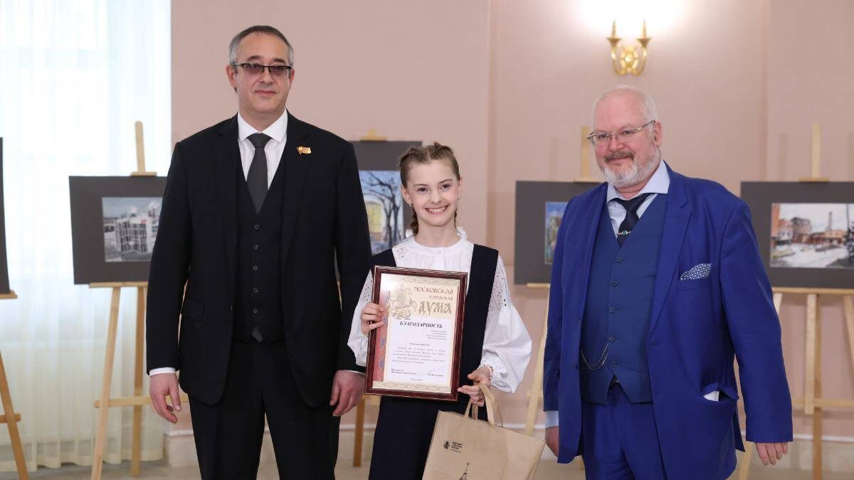    Председатель Мосгордумы Алексей Шапошников и первый замруководителя Департамента культурного наследия Москвы Леонид Кондрашев награждают лауреата конкурса «Наследие моего района» Анастасию Трунькину / Фото: Пресс-центр Мосгордумы