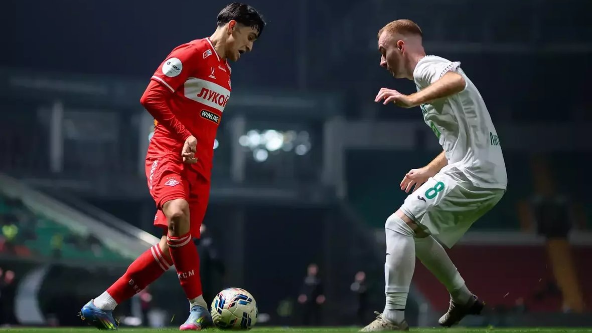    Полузащитник «Спартака» Пабло Солари против защитника «Ахмата» Милана Богосаваца. ФК «Спартак»