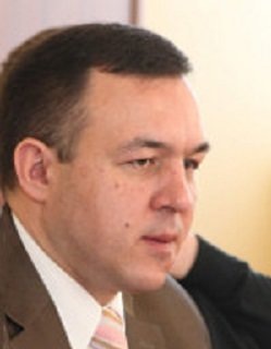    — Мы со стороны научного сообщества и особенно моих коллег, которые занимаются изучением эпитафий на протяжении многих лет, конечно же, приветствуем это решение. Потому что об этом очень много говорилось и много было разных совещаний, решений, — говорит ведущий научный сотрудник Института языка, литературы и искусства им. Г. Ибрагимова АН РТ Азат Ахунов, отмечая, что это событие можно назвать памятью деятельности Айдара Ногманова, заведующего отдела новой истории института, автор-составителя каталога-справочника памятных захоронений «Ново-Татарское кладбище Казани», ушедшего из жизни 28 марта 2025 года.