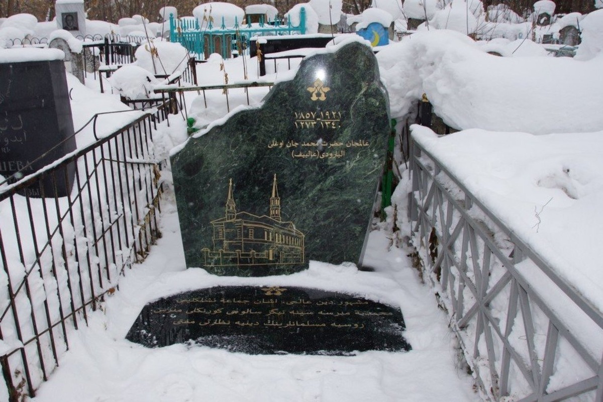    Надгробный камень у Баруди новый. взято с сайта dumrt.ru