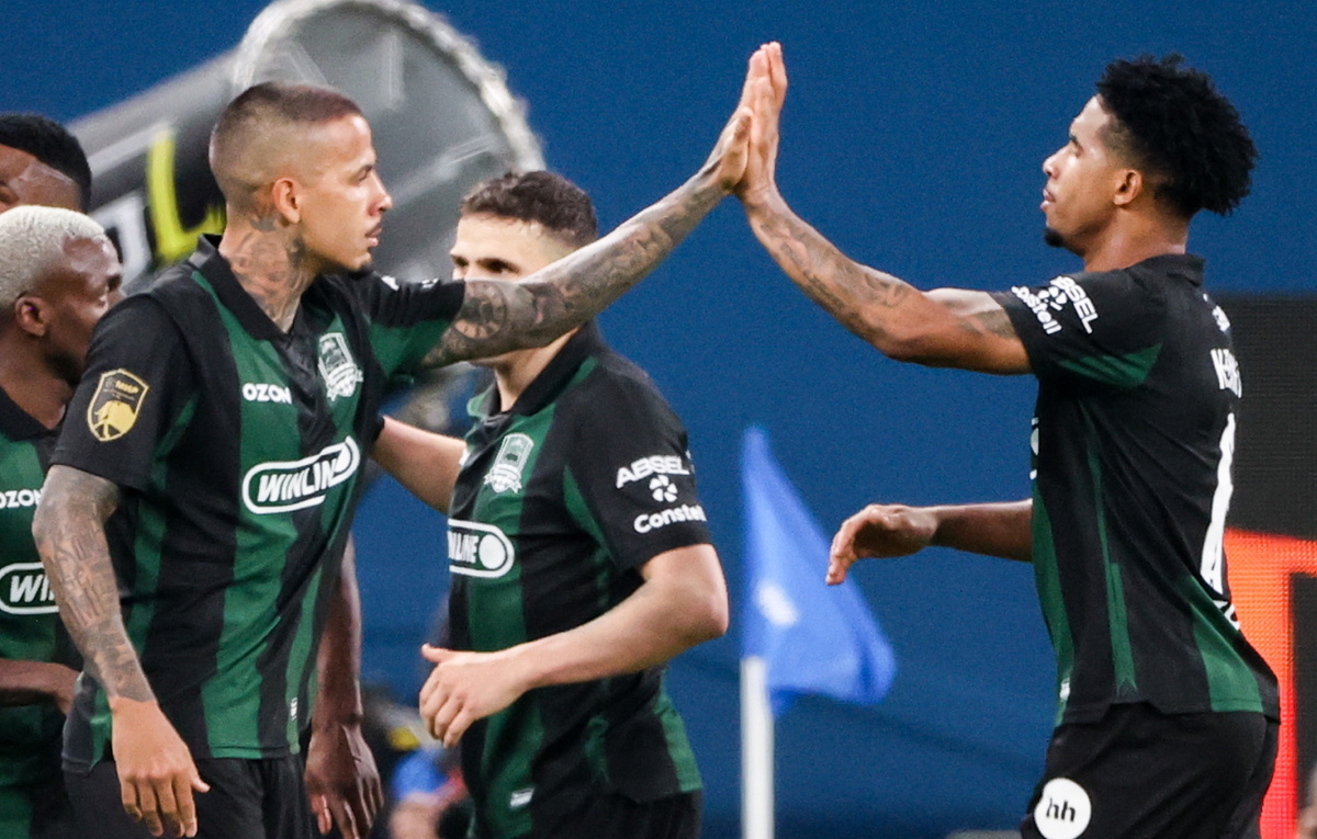    Футболисты "Краснодара" Диего Коста и Кевин Ленини  Александр Демьянчук/ТАСС