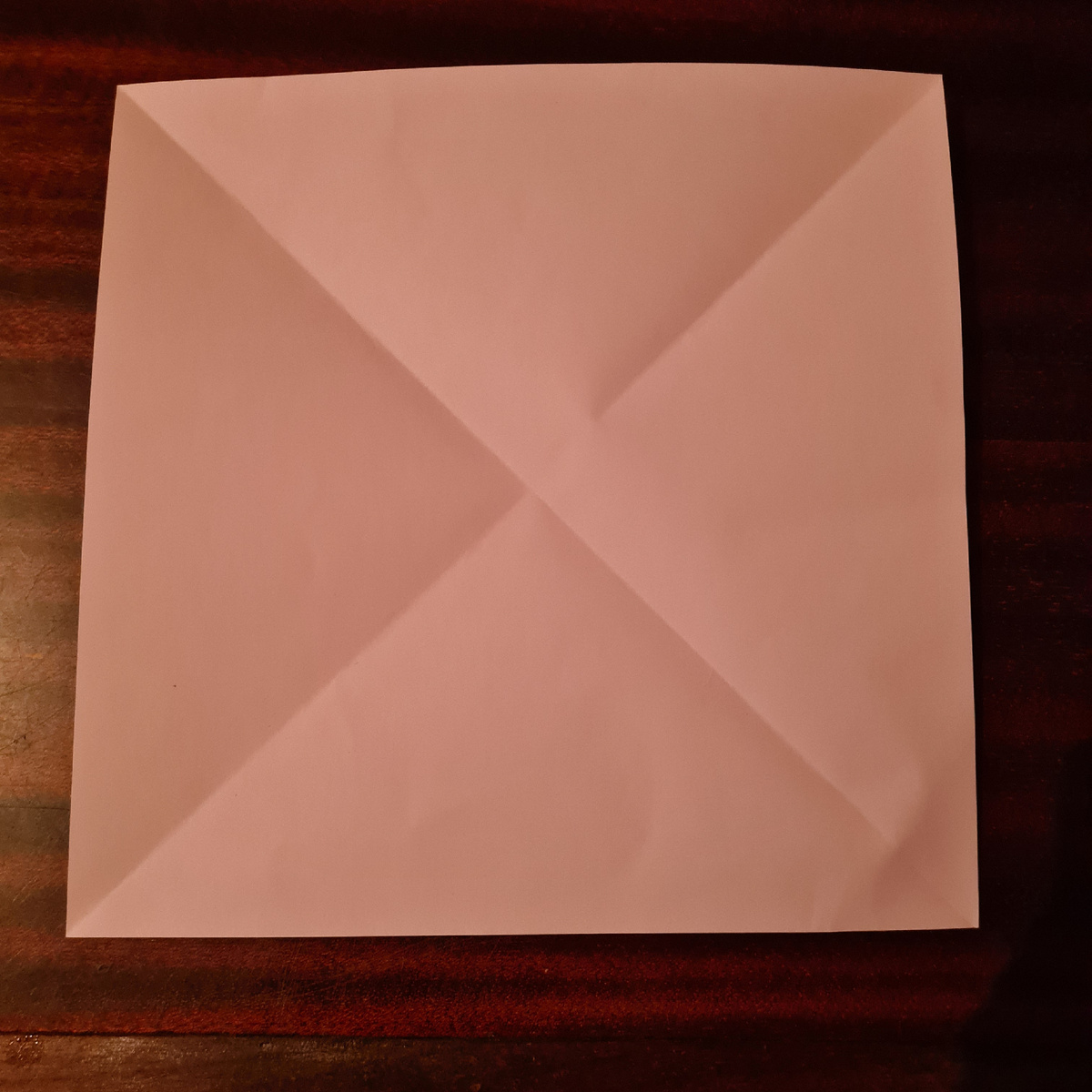 Квадратный лист с полученными линиями диагоналей