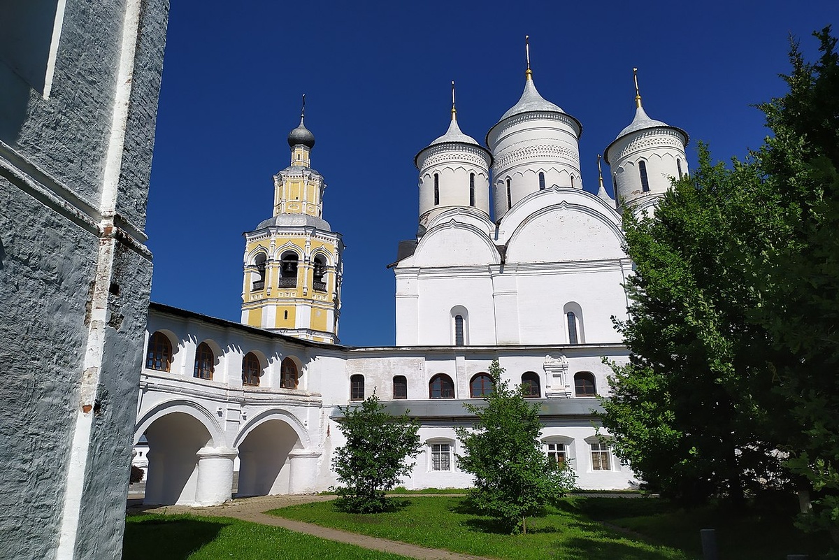 Внутренний двор с колокольней и белыми храмами.