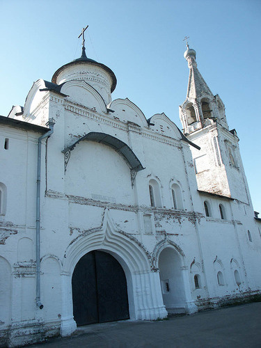 Крупный архитектурный кадр собора или надвратной части.