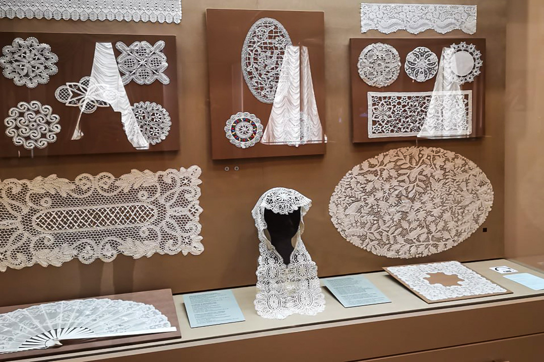 Крупный план кружевной работы в экспозиции.
