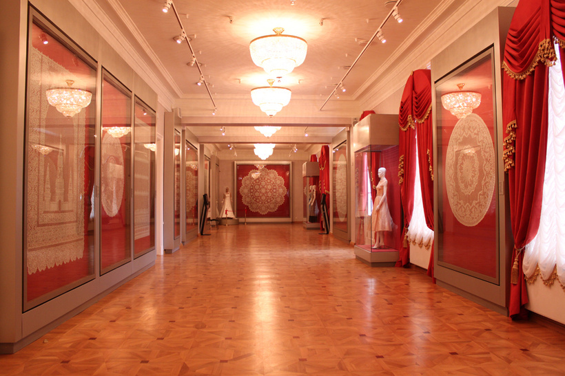 Атмосферный кадр зала с витринами и подсветкой.