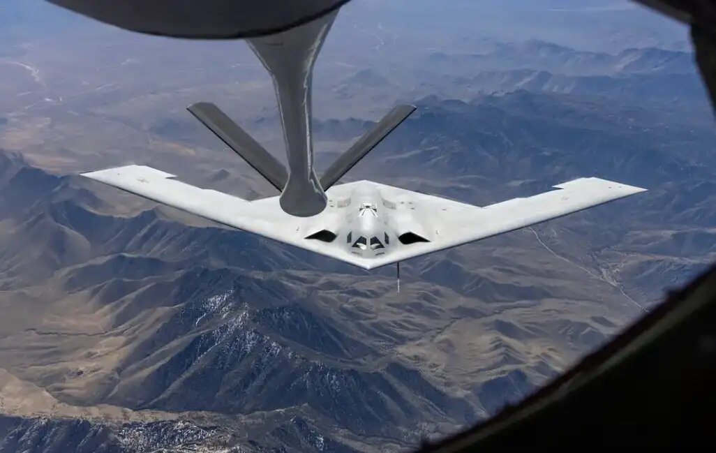    B-21 Raider дозаправляется в воздухе. © ВВС США