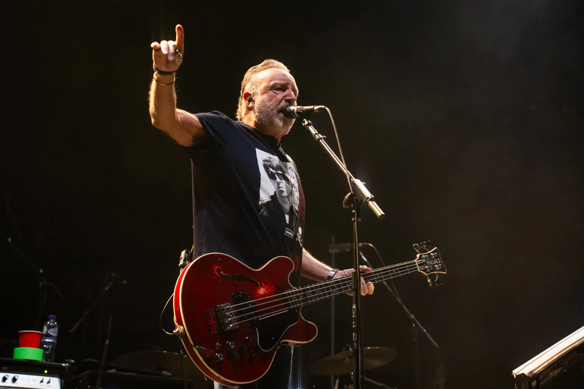 Питер Хук поделился своими ожиданиями относительно выступления New Order на церемонии включения группы в Зал Славы Рок-н-Ролла. Фото: Лорни Томпсон/Redferns/Getty Images