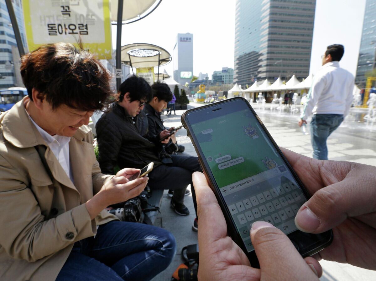    Мужчина переписывается в мессенджере Kakao Talks | © AP Photo / Ahn Young-joon