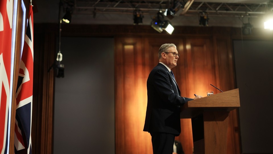 Daily Telegraph: Стармер уволил главу дипслужбы Роббинса из-за друга Эпштейна