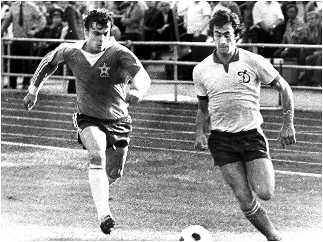 Армеец Чесноков против тбилисского динамовца Гуцаева  Источник: cska-games.ru