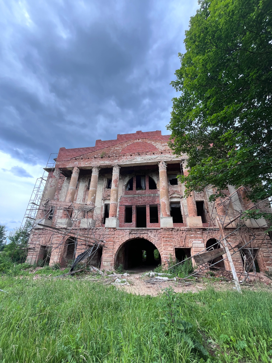 Главный усадебный дом, видно строительные леса - следы попыток реставрации 