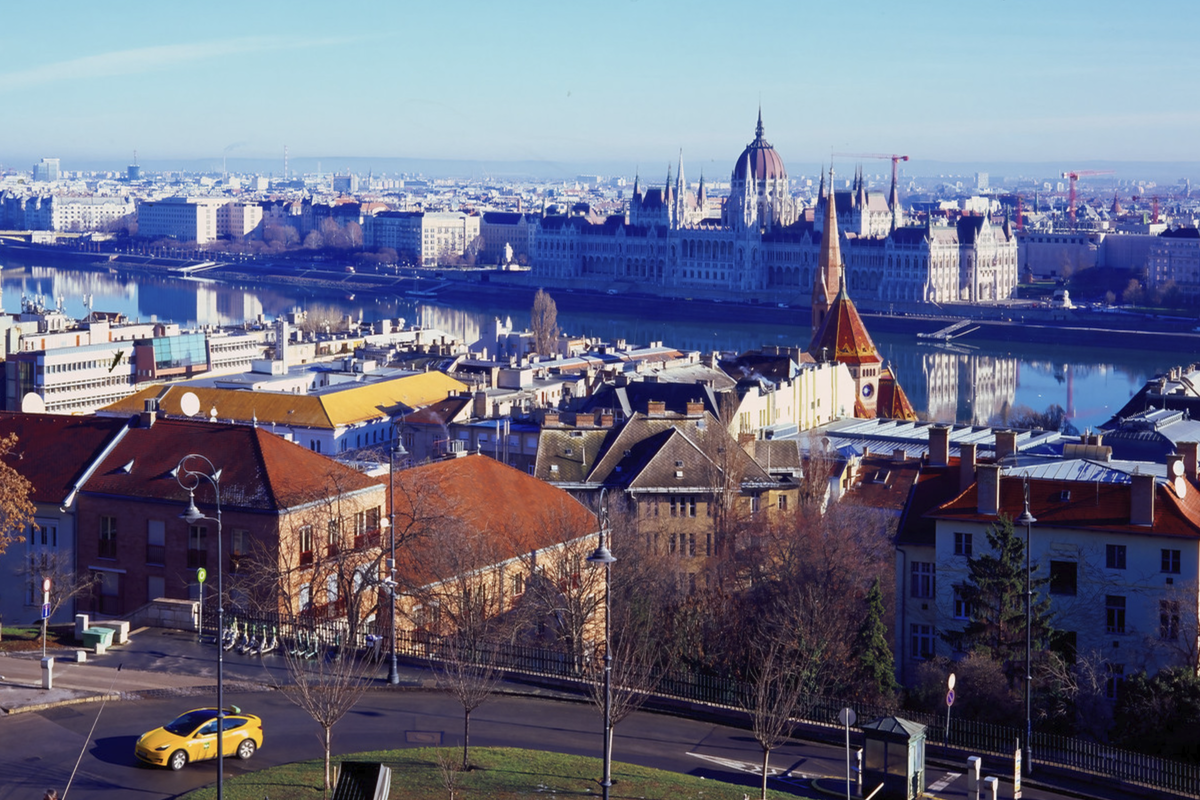 Будапешт – столица Венгрии. Обратите внимание, сколько строительных кранов по всему городу на заднем фоне