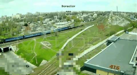    Операторы 18-й общевойсковой армии FPV на оптоволокне на днях разломали один из двух тепловозов вражеского эшелона. Видео: "Два Майора"