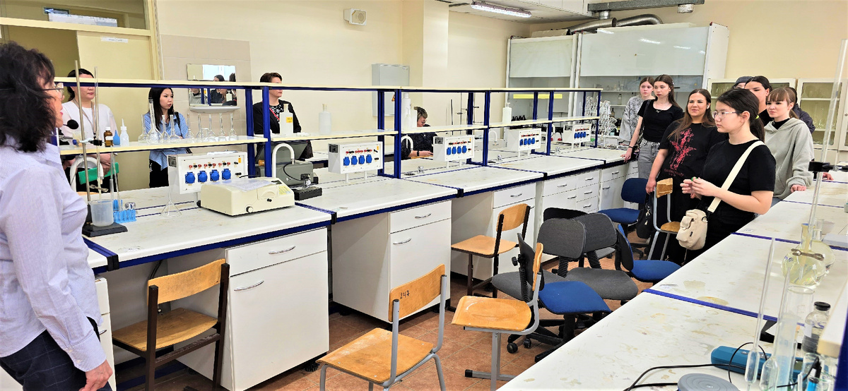 Школьников встречает профессор ИЕН СВФУ Наталия Петрова 