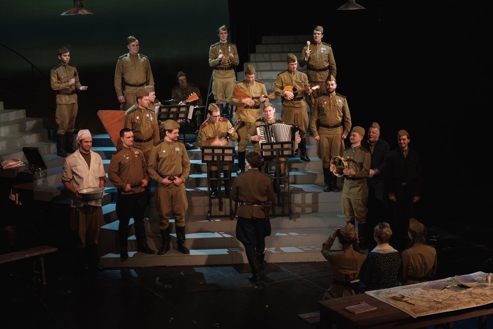    Тульский театр драмы представил кемеровчанам свой спектакль по фильму «В бой идут одни “старики”». Фото: Сергей БАБИТОВ