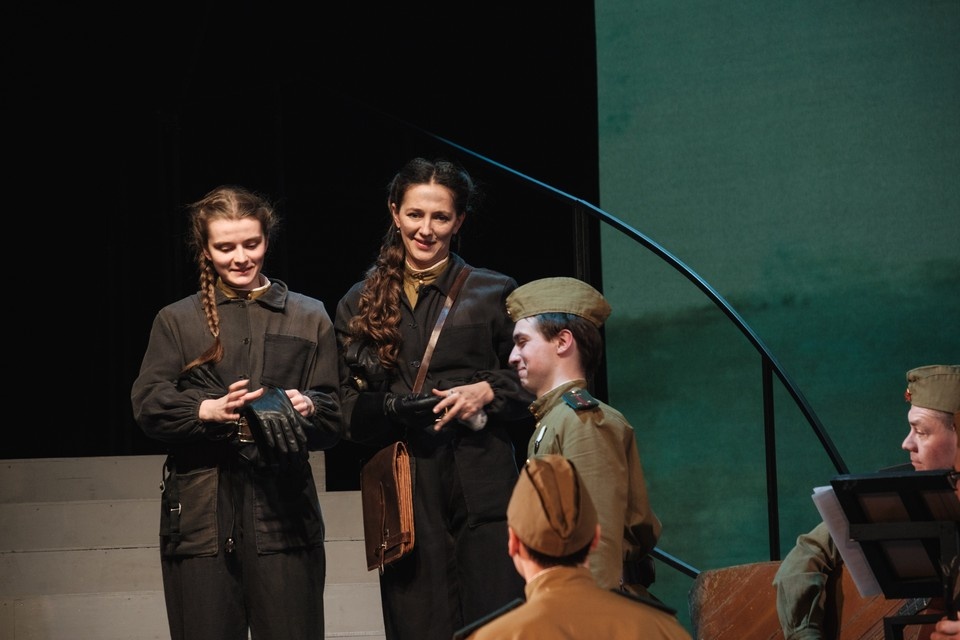    Спектакль бережно повторяет сценарий фильма Леонида Быкова... Фото: Сергей БАБИТОВ