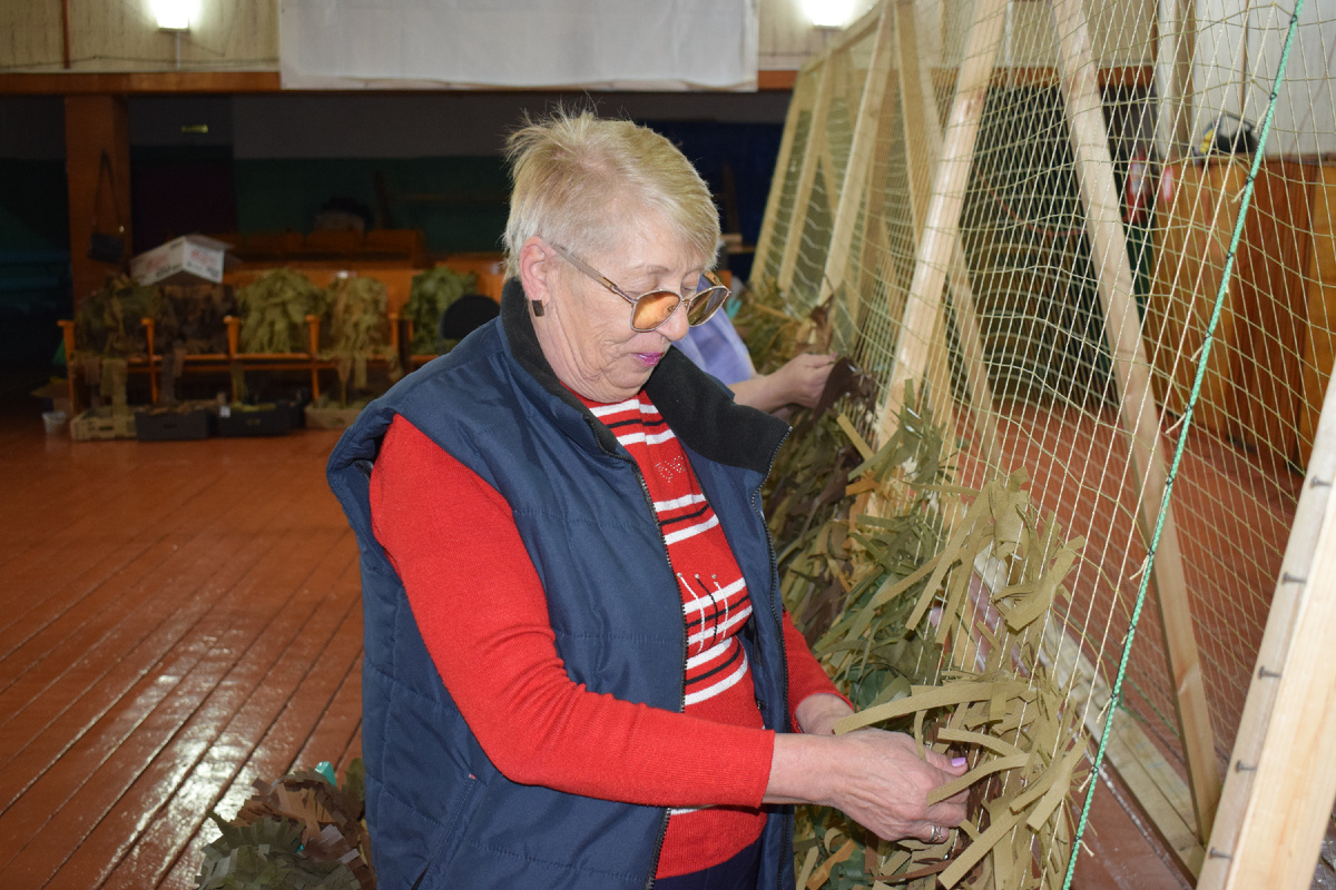 Рамку для плетения сетей установили в здании дома культуры. И стали ходить сюда местные женщины не на полчаса в день, а как на работу.