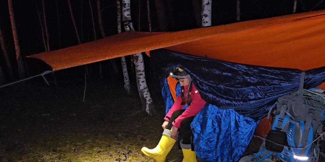 Одна в тайге с гамаком.