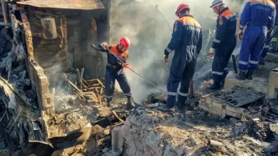 В Туапсе после атаки ВСУ спасатели вторые сутки ищут под завалами девочку: ее уже признали погибшей