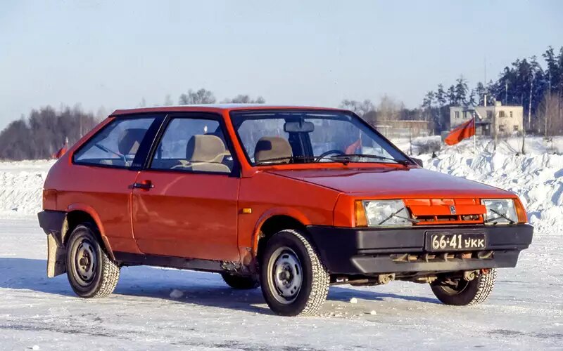 «Восьмерка» – самая тяжелая из ровесников‑дебютантов. Вслед за трехдверным хэтч­беком в семействе появились пятидверный хэтчбек и седан, а также западные мелкосерийные кабриолеты.«За рулем» сравнил конструкции ВАЗ-2108, Honda Civic, Opel Kadett и Skoda Rapid
📷
