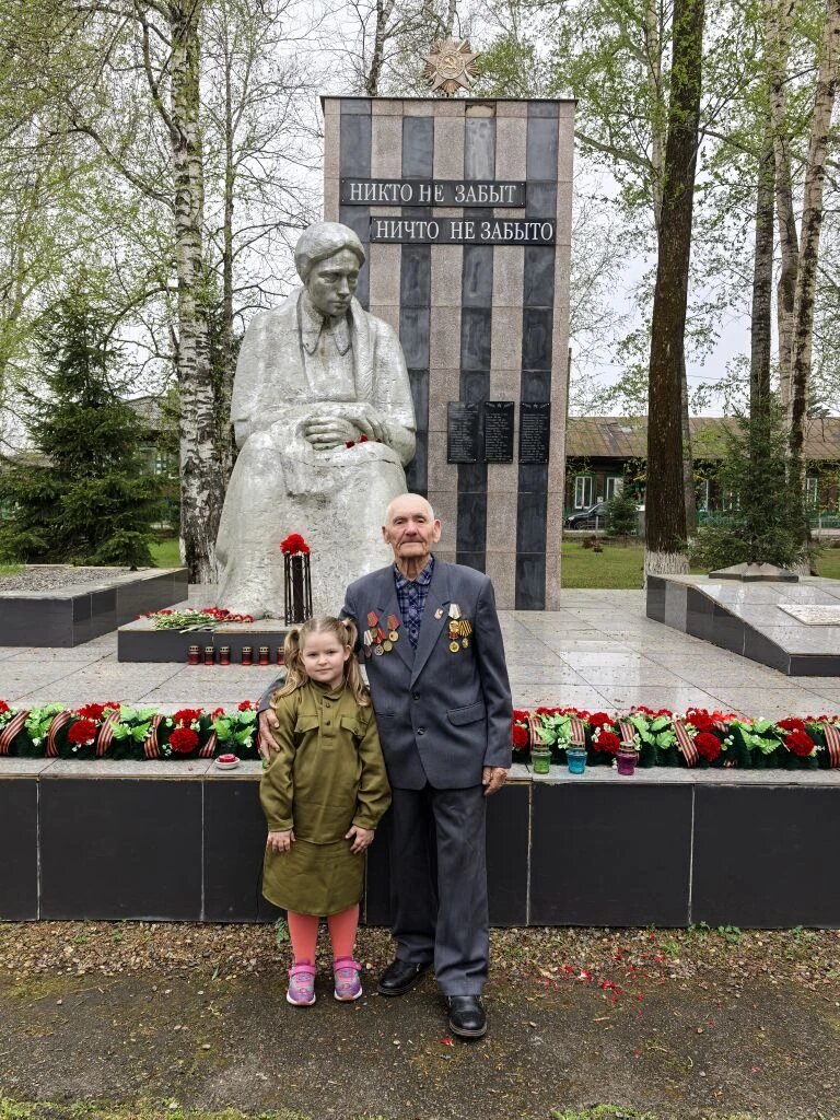 Павел Егоровисч с внучкой Лизой.