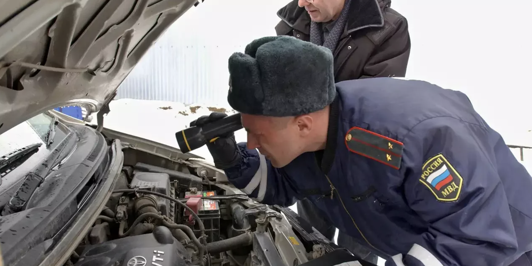 Остановил инспектор ГАИ и просит открыть капот "для сверки номеров". Юрист объяснил, что нужно ответить, чтобы законно отказать